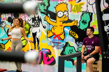 Pop artová stěna ve Fitparku od Josefa Rataje